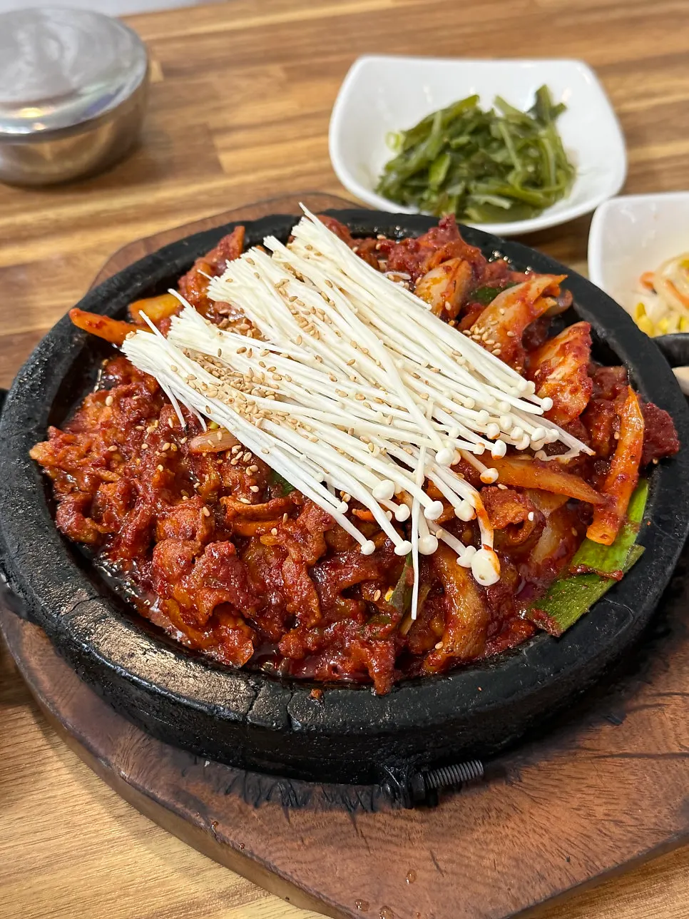 Fire-grilled pork stir-fry sizzling on the stone plate