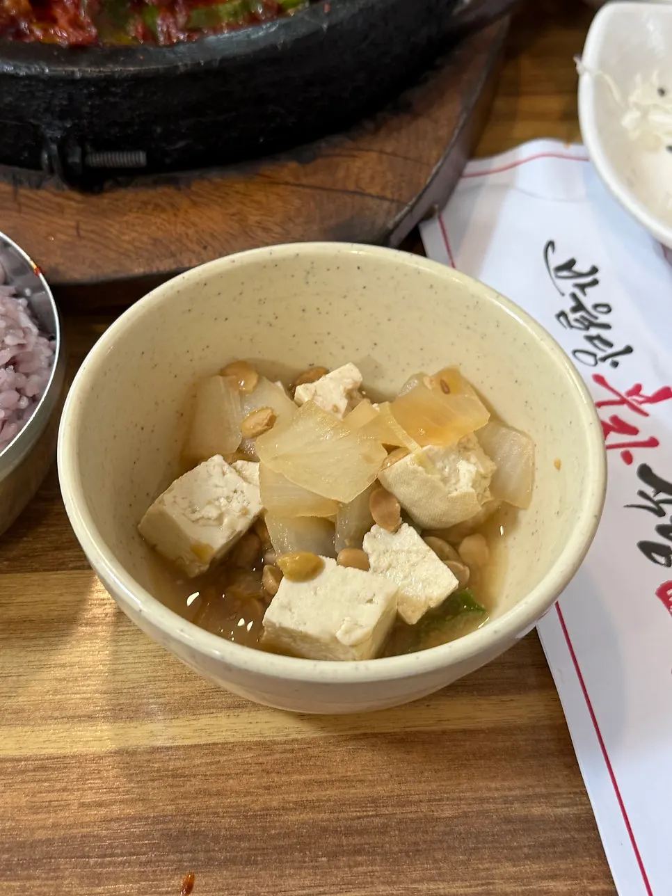 Pork stir-fry paired with seasoned bean sprouts