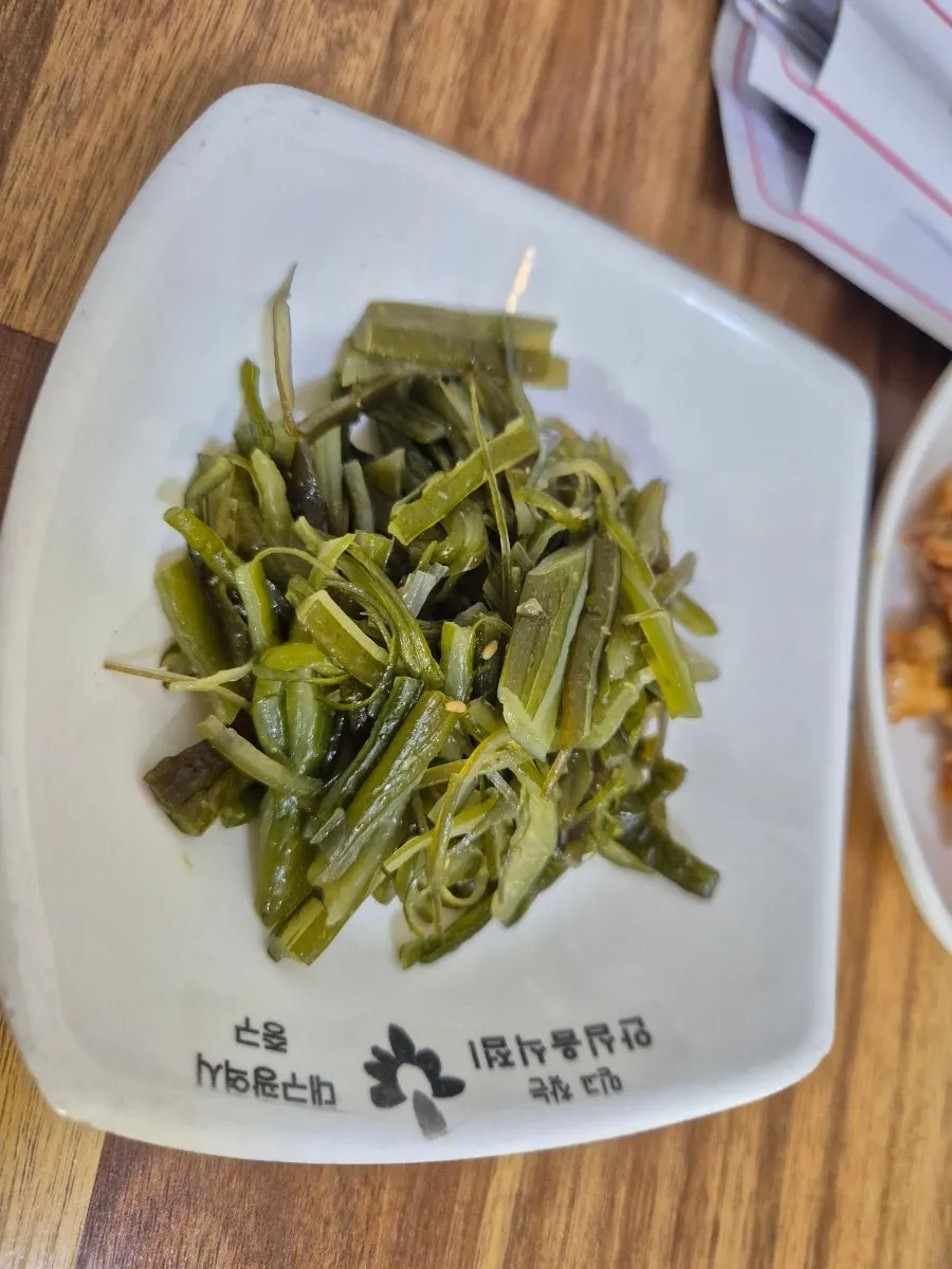 양념이 배인 석갈비 고기 한 점