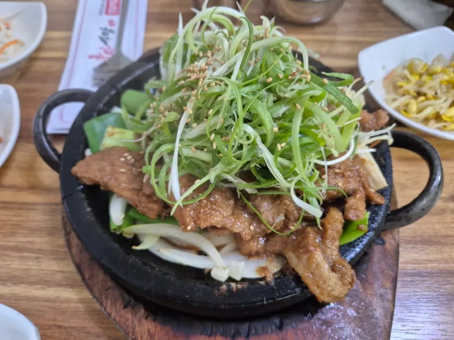 구수한 청국장 백반이 놓인 상