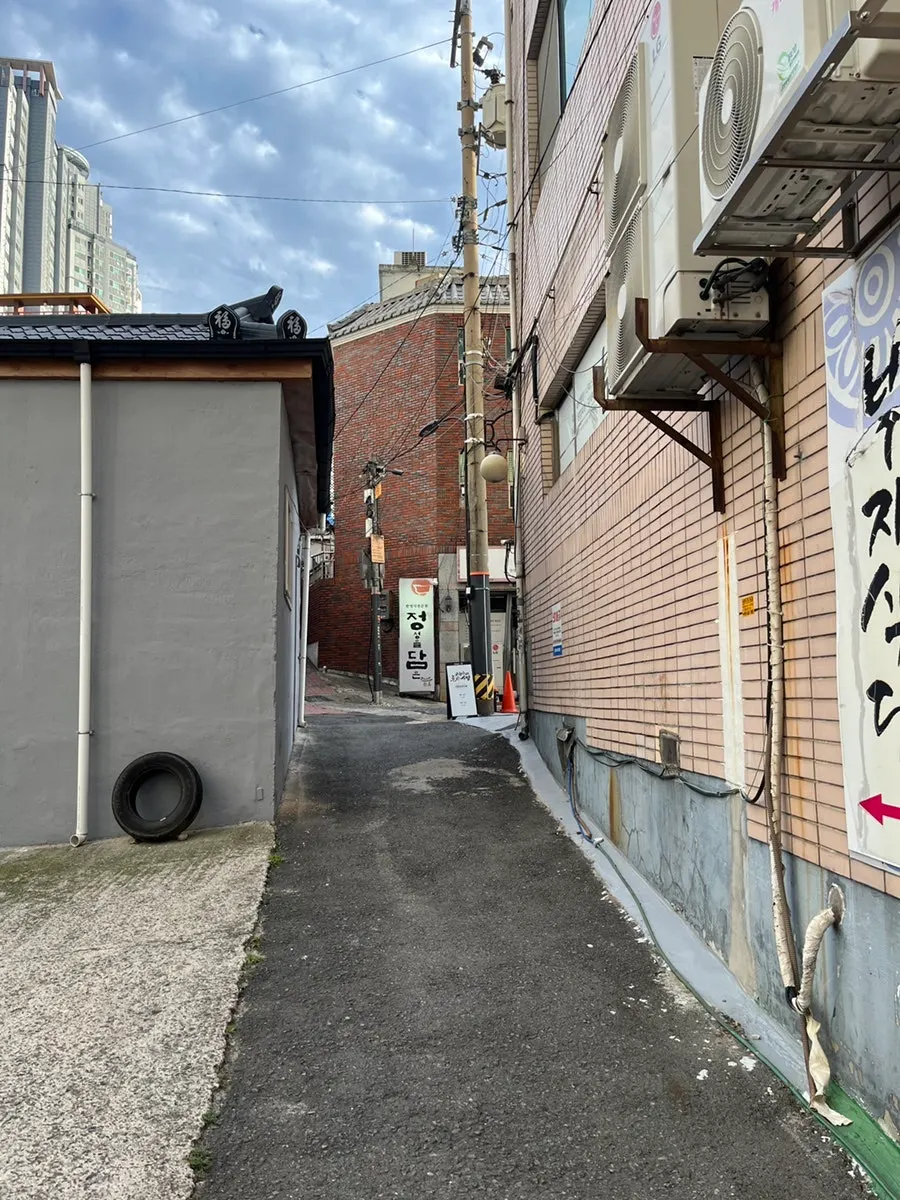 Exterior of Banwoldang Bujasikdang in the Gwandeokjeong-gil alley