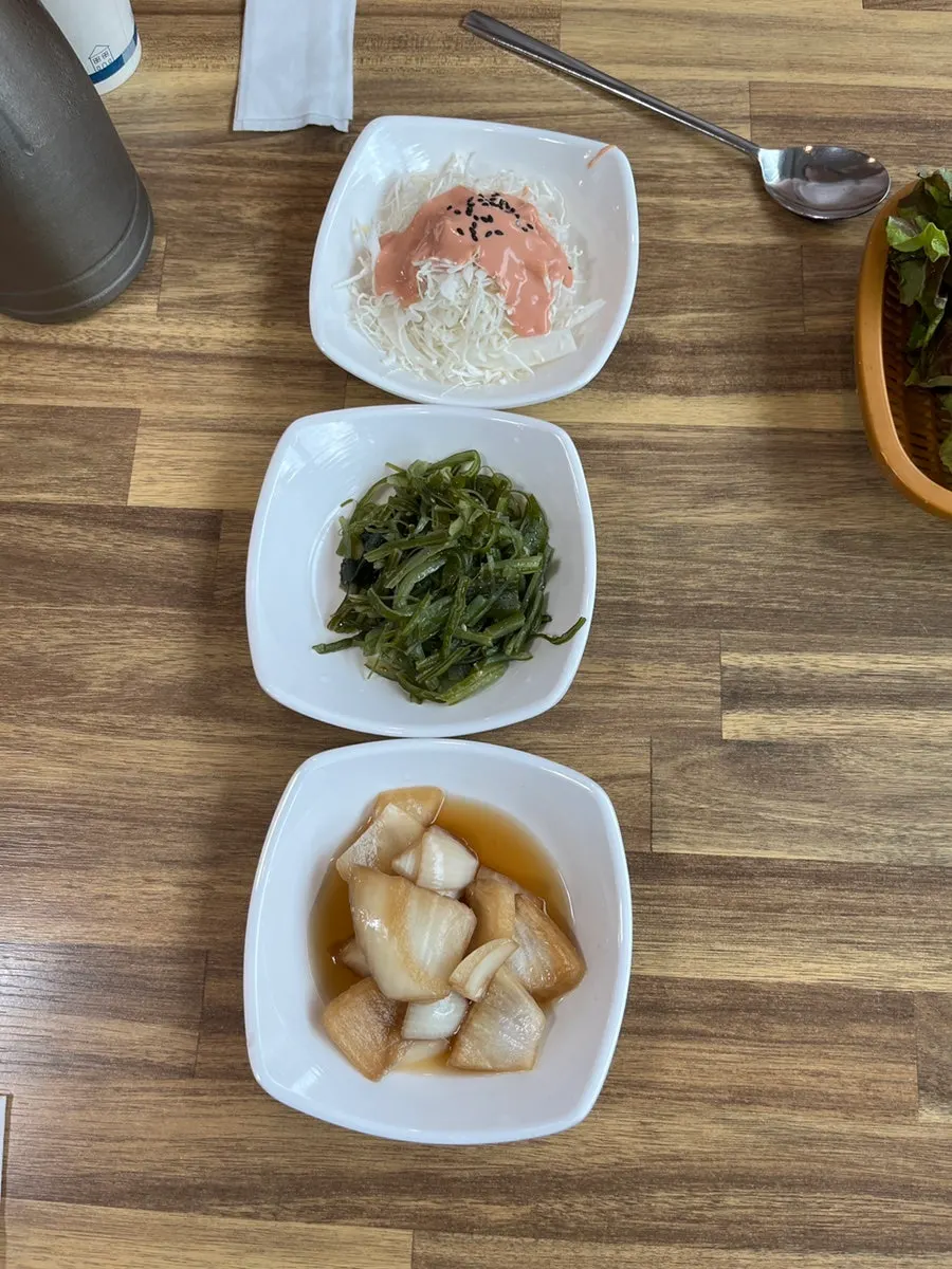 Side dish spread including seaweed stem and seasoned bean sprouts