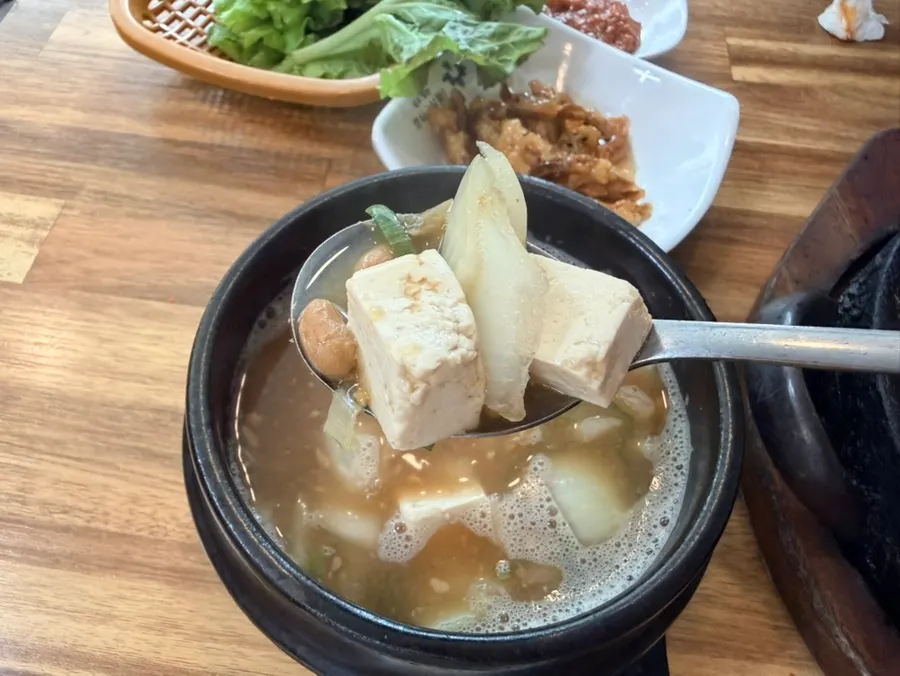 Full spread of the Korean table setting at Banwoldang Bujasikdang