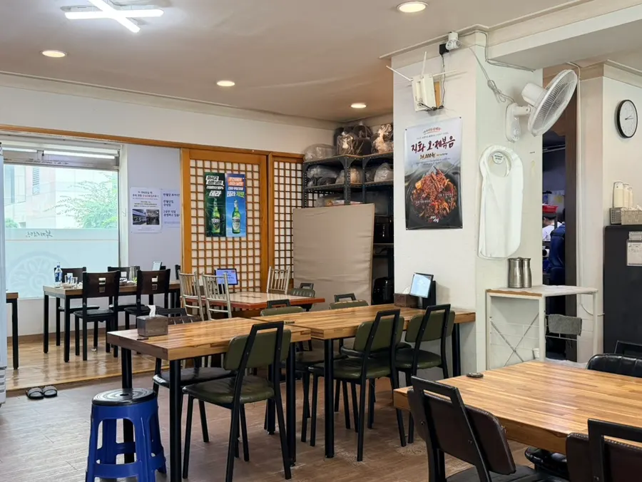Relaxed restaurant atmosphere at 2pm