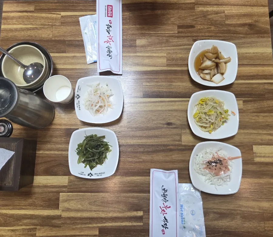 Basic side dishes including seaweed stem salad, radish salad and bean sprouts
