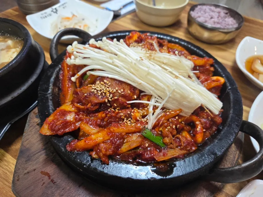 Fire-grilled ojebokkeum served on the table