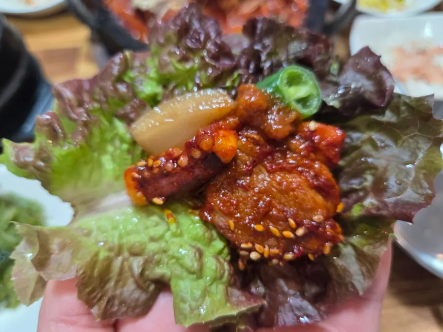 Lettuce wrap piled with ojebokkeum
