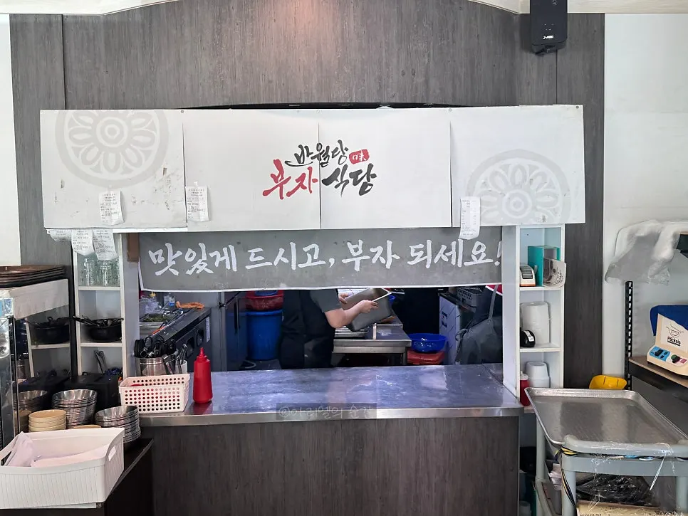 점심시간 손님으로 북적이는 홀 좌석