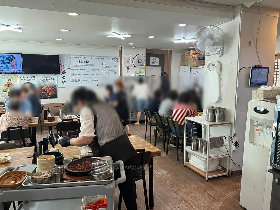 반월당부자식당 테이블과 매장 내부 전경