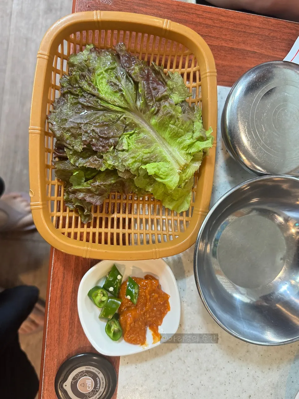 접시에 담아온 셀프 쌈채소