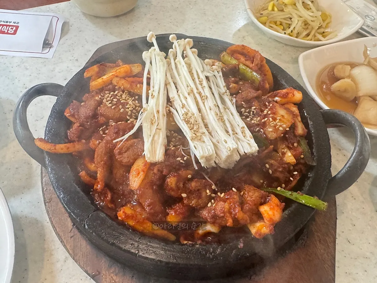 철판에 담겨 나온 직화 오제볶음 2인분