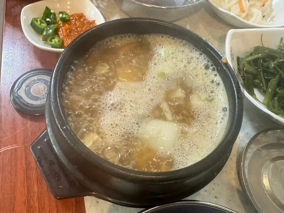 보글보글 끓는 시골 된장찌개와 밥상