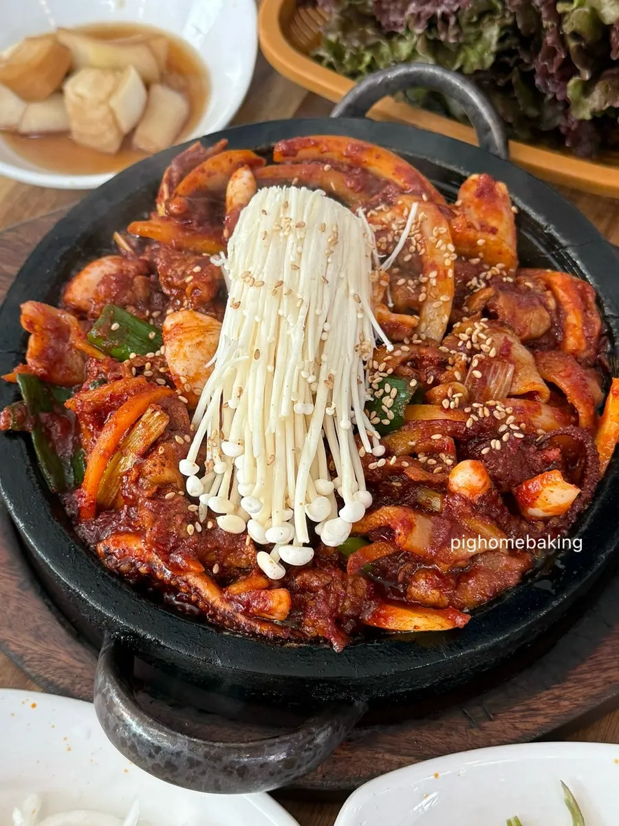 반월당부자식당 외관과 골목 입구
