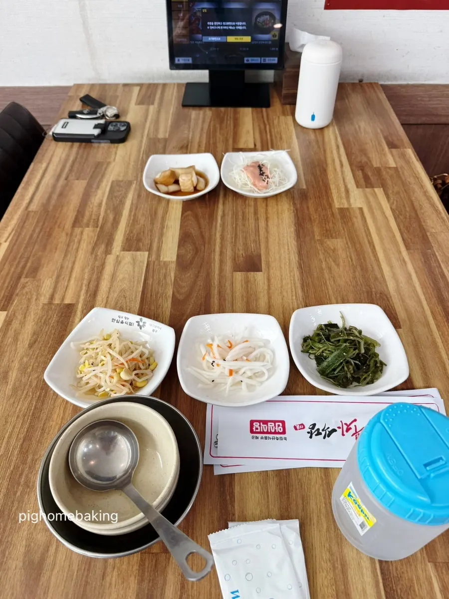 기본 찬이 깔린 상차림