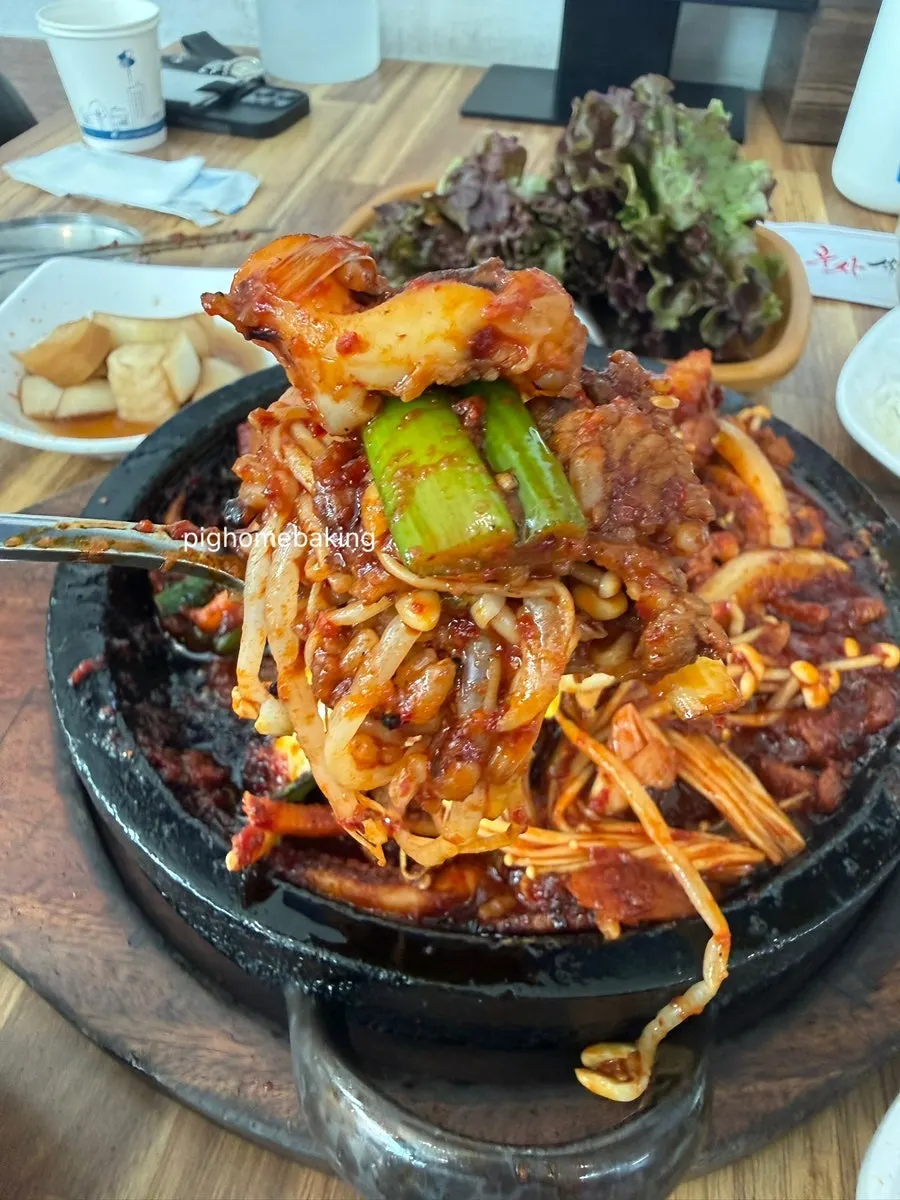 불 맛 양념이 입혀진 오징어와 제육