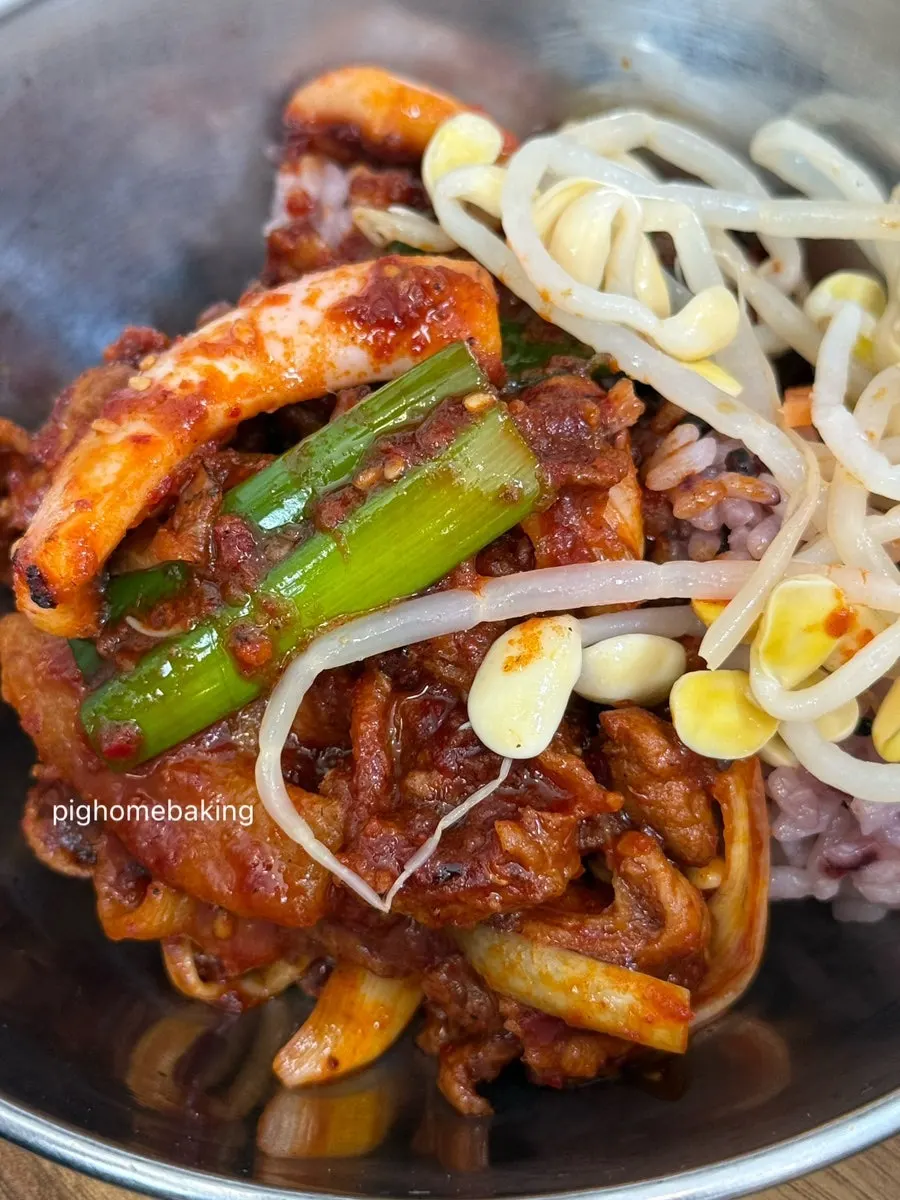 밑반찬을 덜어 담은 밥그릇
