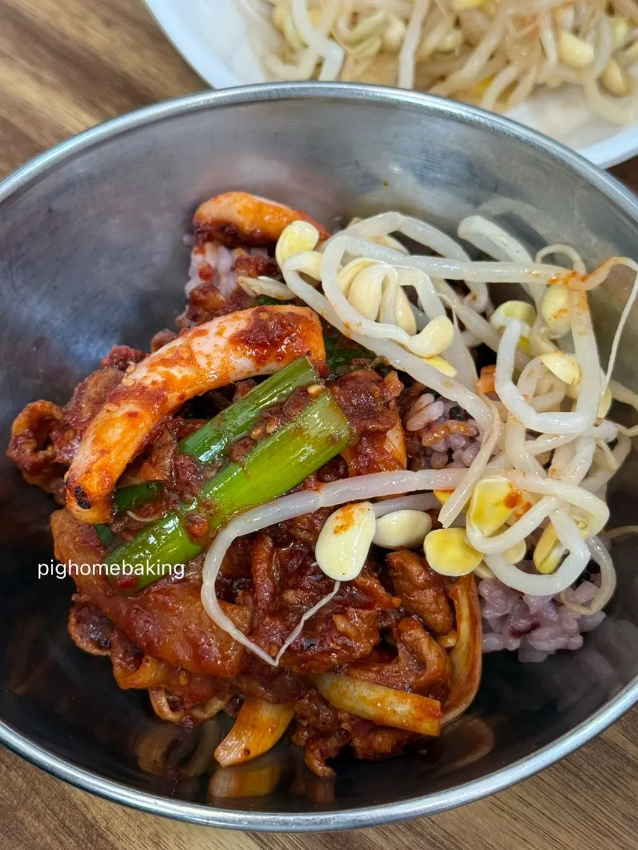 오제볶음을 밥에 올린 모습