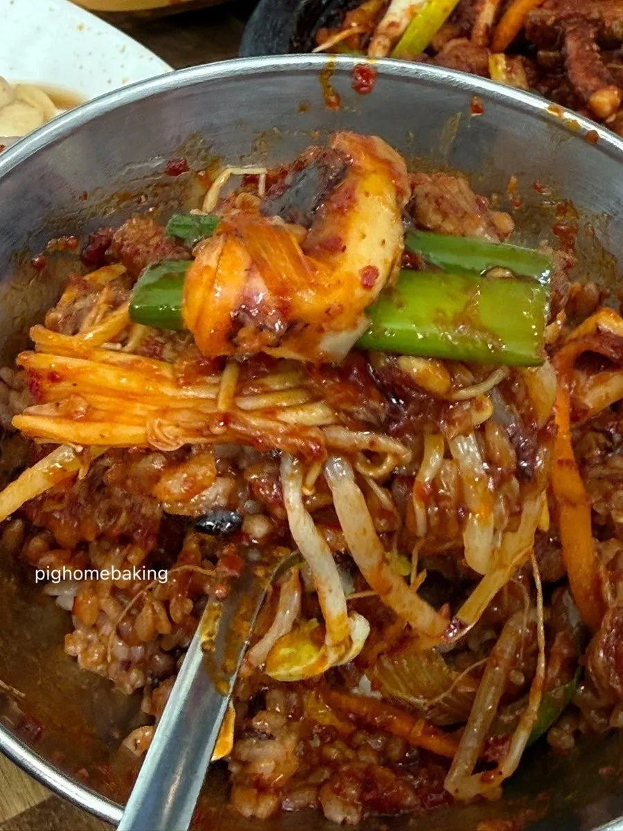 반찬과 함께 비빈 밥 한 그릇