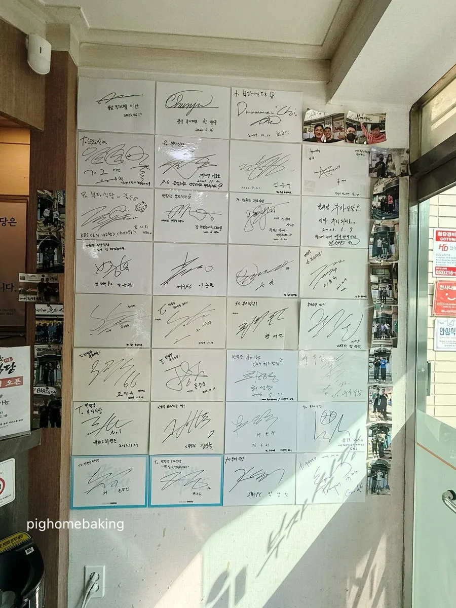 벽면에 붙은 대표 메뉴 안내