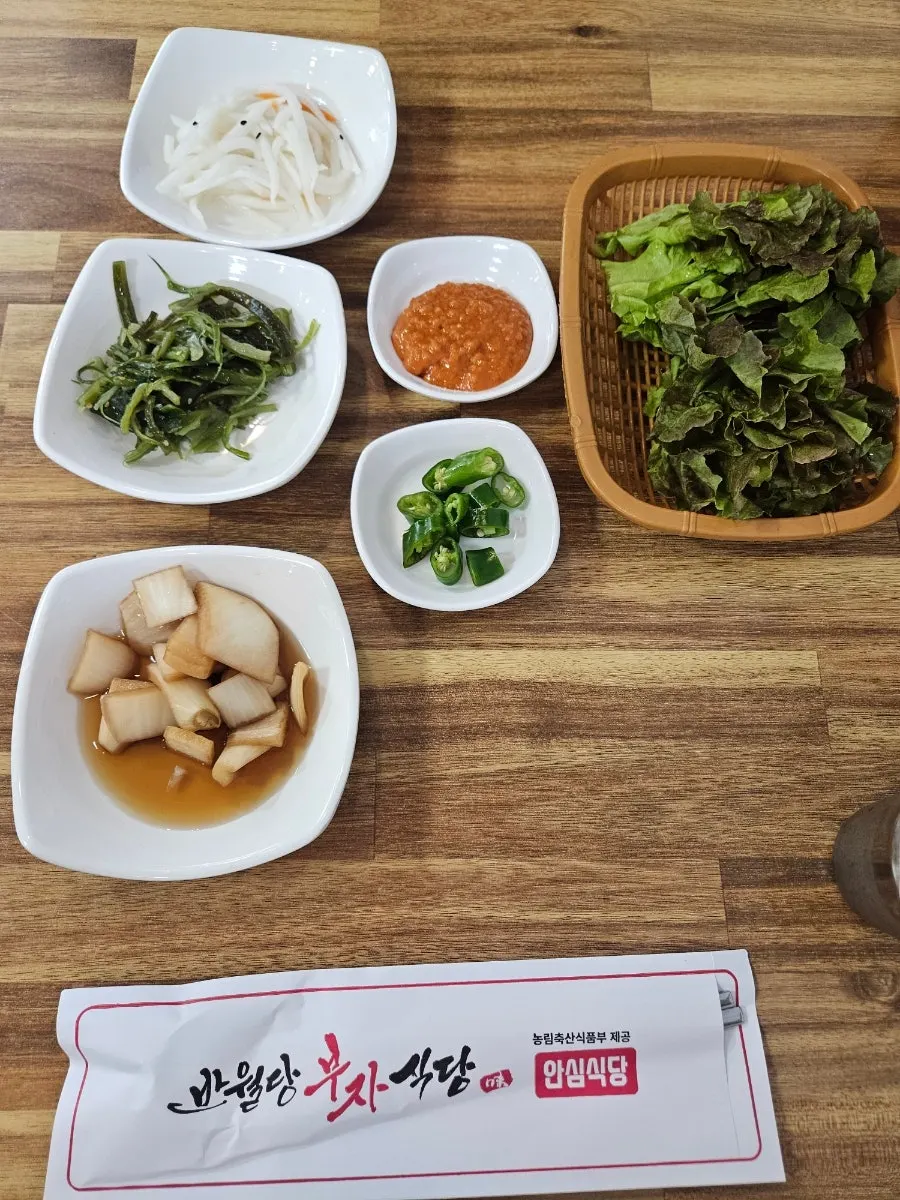 Menu board at Banwoldang Bujasikdang