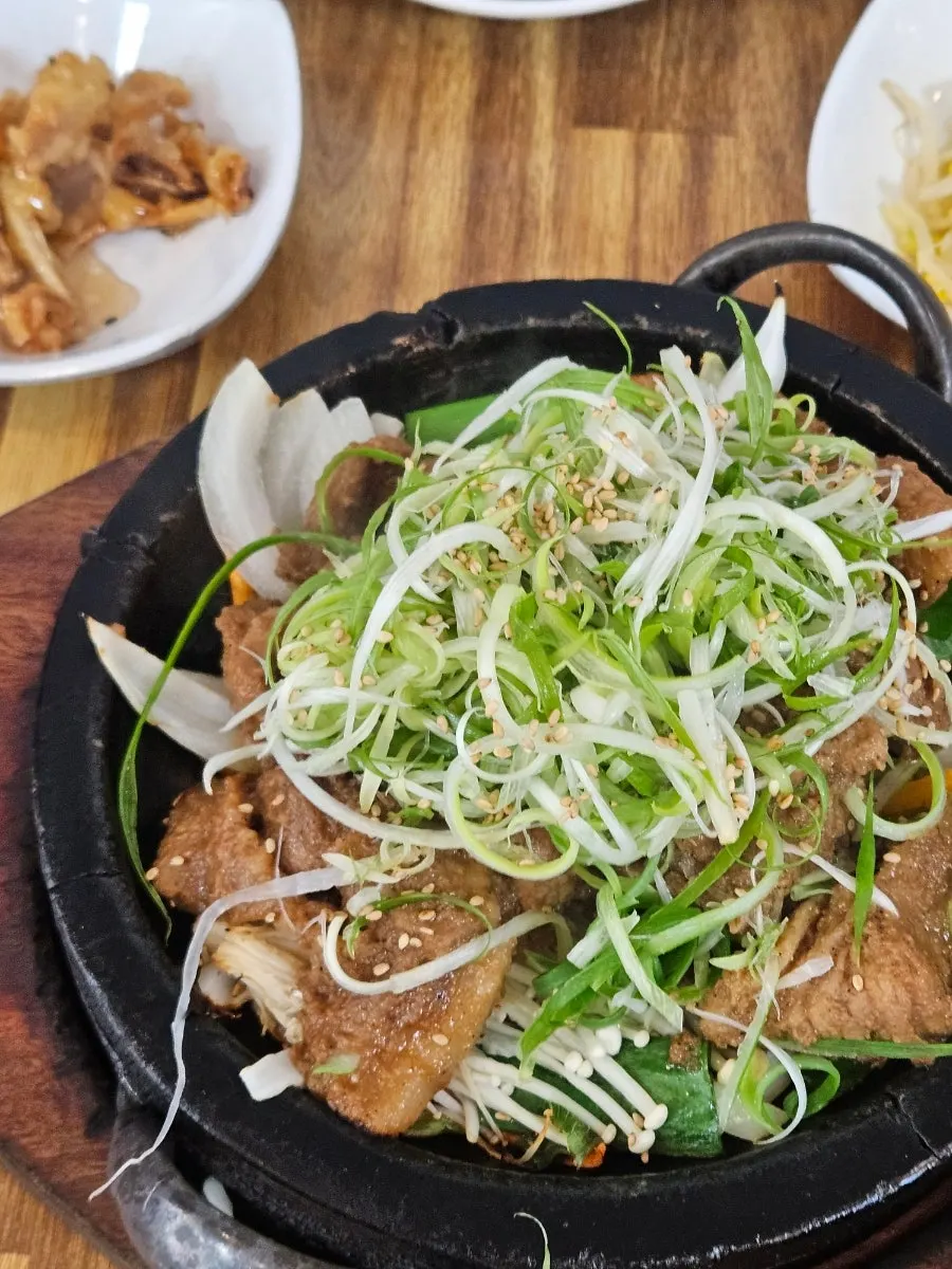 Lettuce wrap with stone-grilled rib and garlic