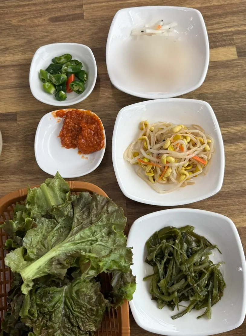 A plate of unlimited-refill ssam lettuce