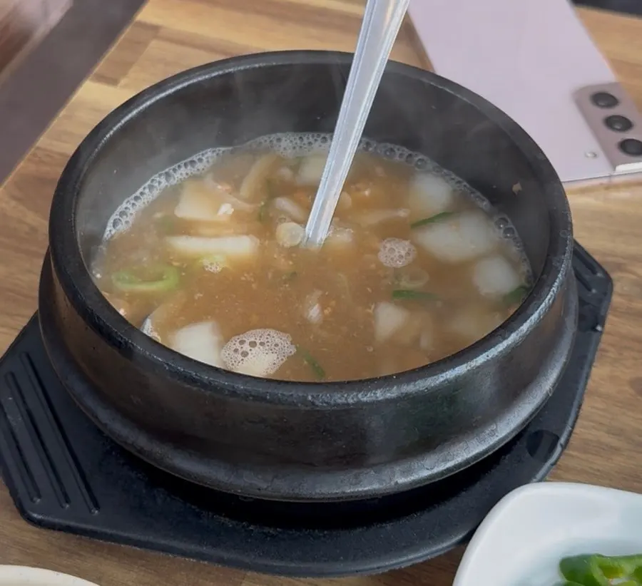 Fire-grilled pork stir-fry sizzling on a hot plate