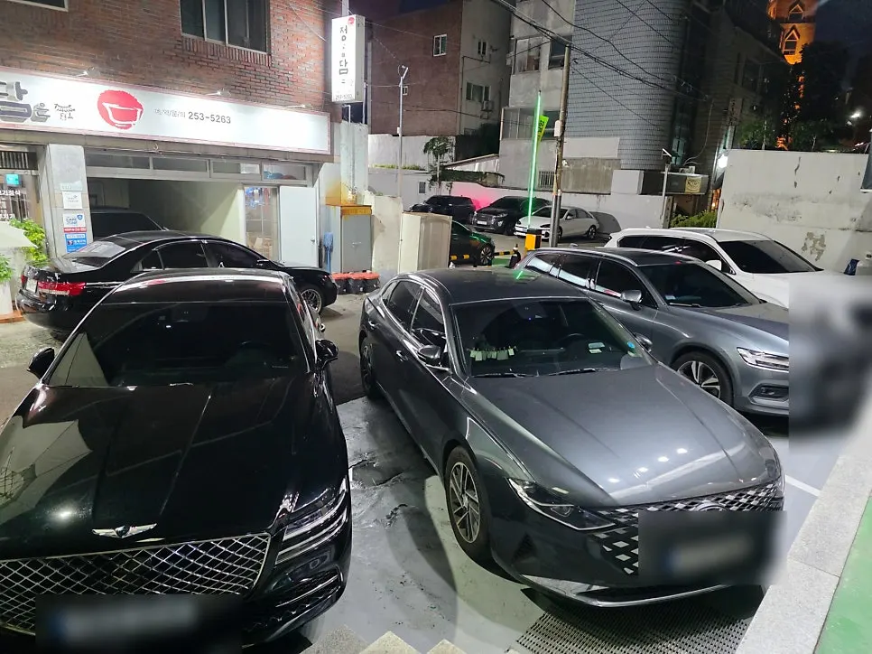 Parking spaces in front of Banwoldang Bujasikdang