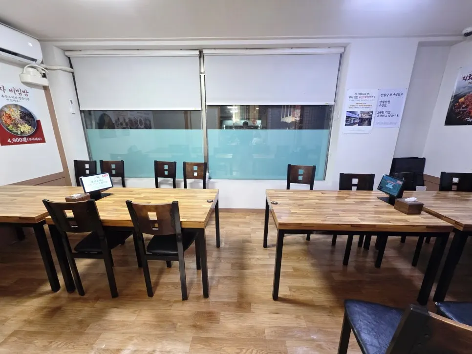 Group room with two 8-person tables