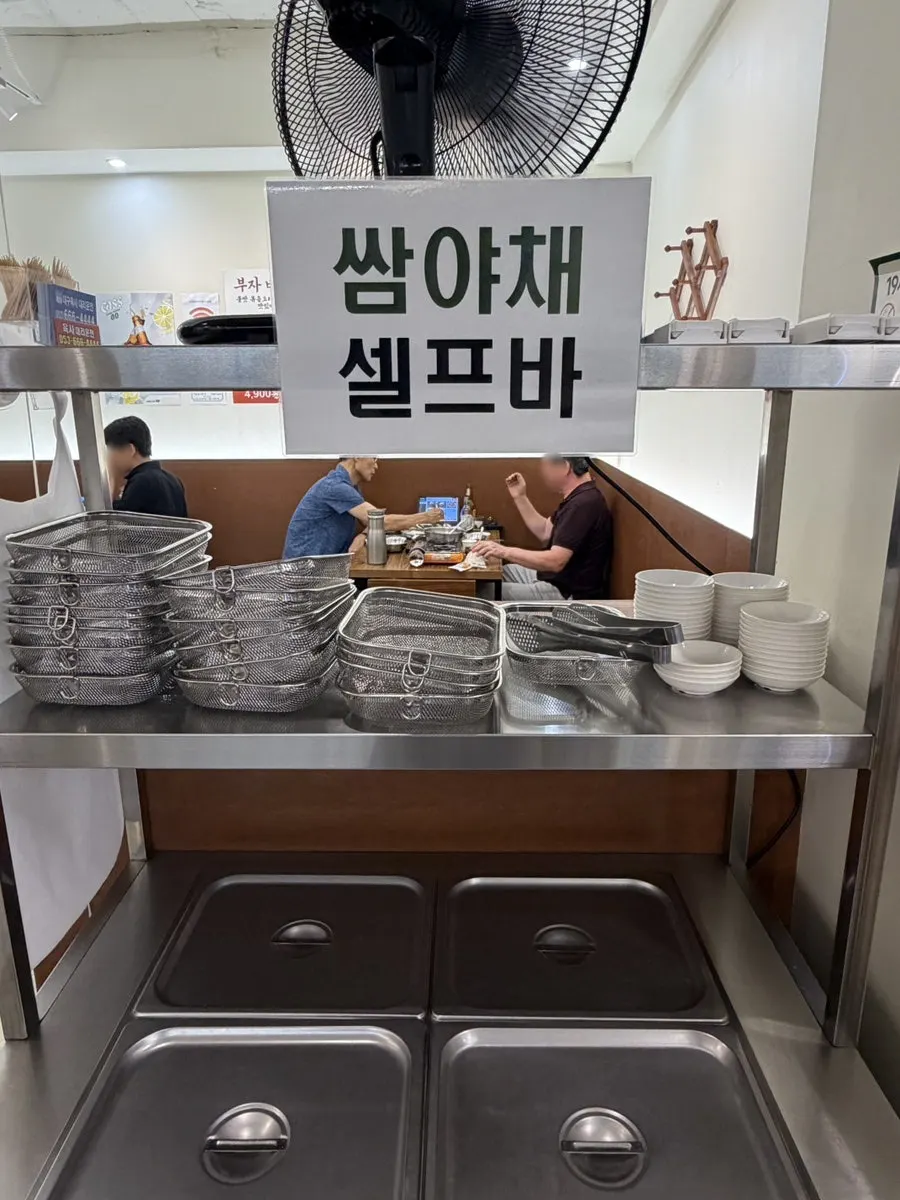 2인·4인 테이블이 놓인 매장 좌석