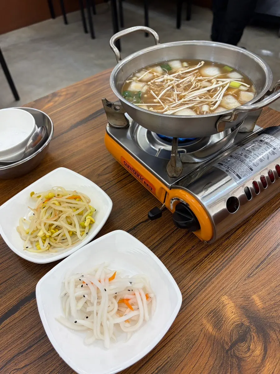 상추쌈과 마늘, 쌈장이 준비된 셀프 코너