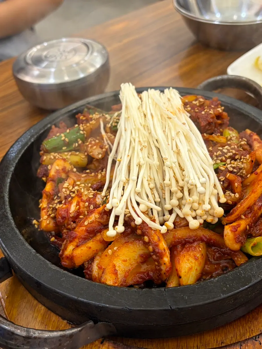 돌판에 담겨 나온 오징어제육볶음 2인분