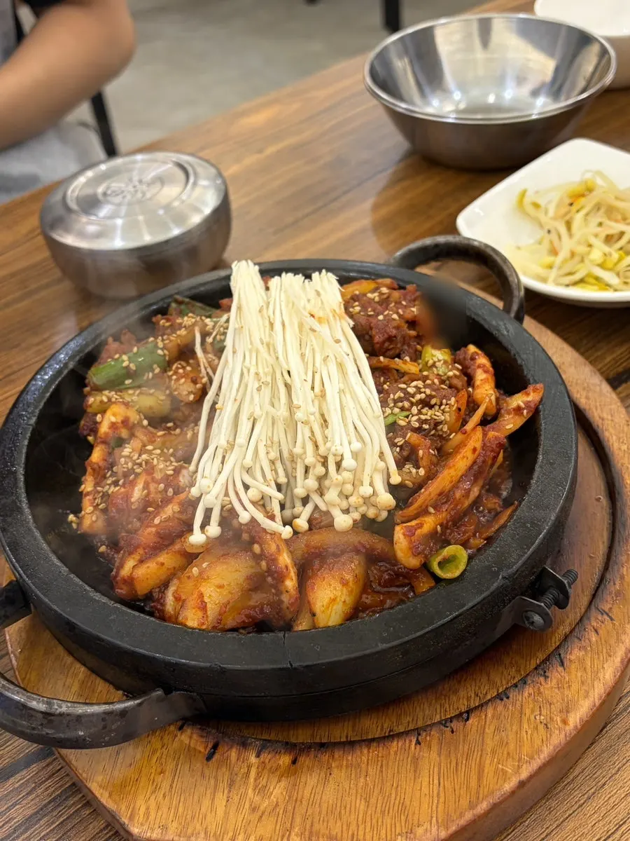 버섯이 올라간 돌판 오징어제육볶음 클로즈업