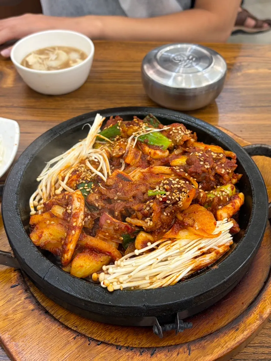 끓고 있는 돌판 직화 오징어제육볶음