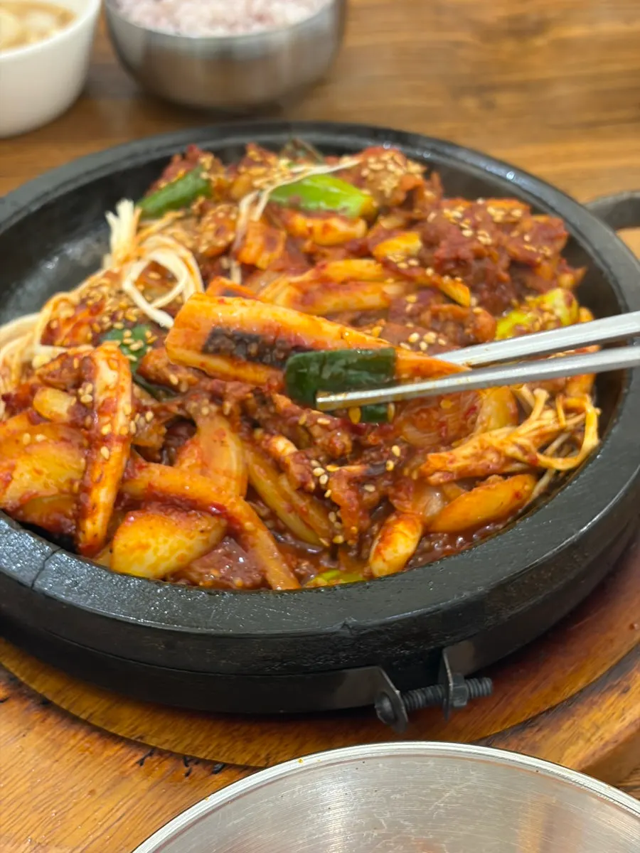 양념이 배인 제육과 오징어 한 점