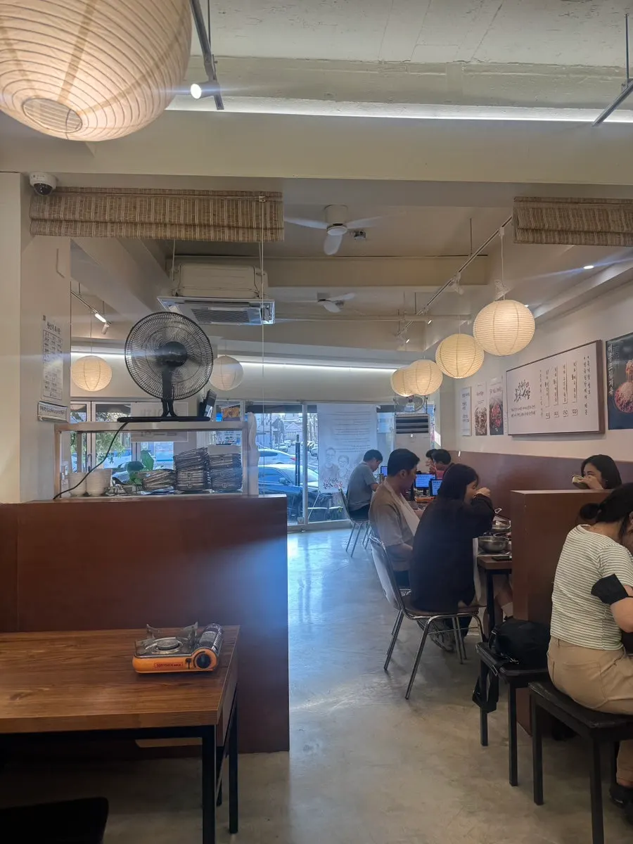 오픈형 주방이 보이는 홀 좌석