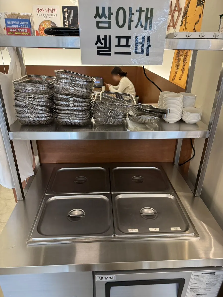 태블릿 주문기가 놓인 테이블 세팅