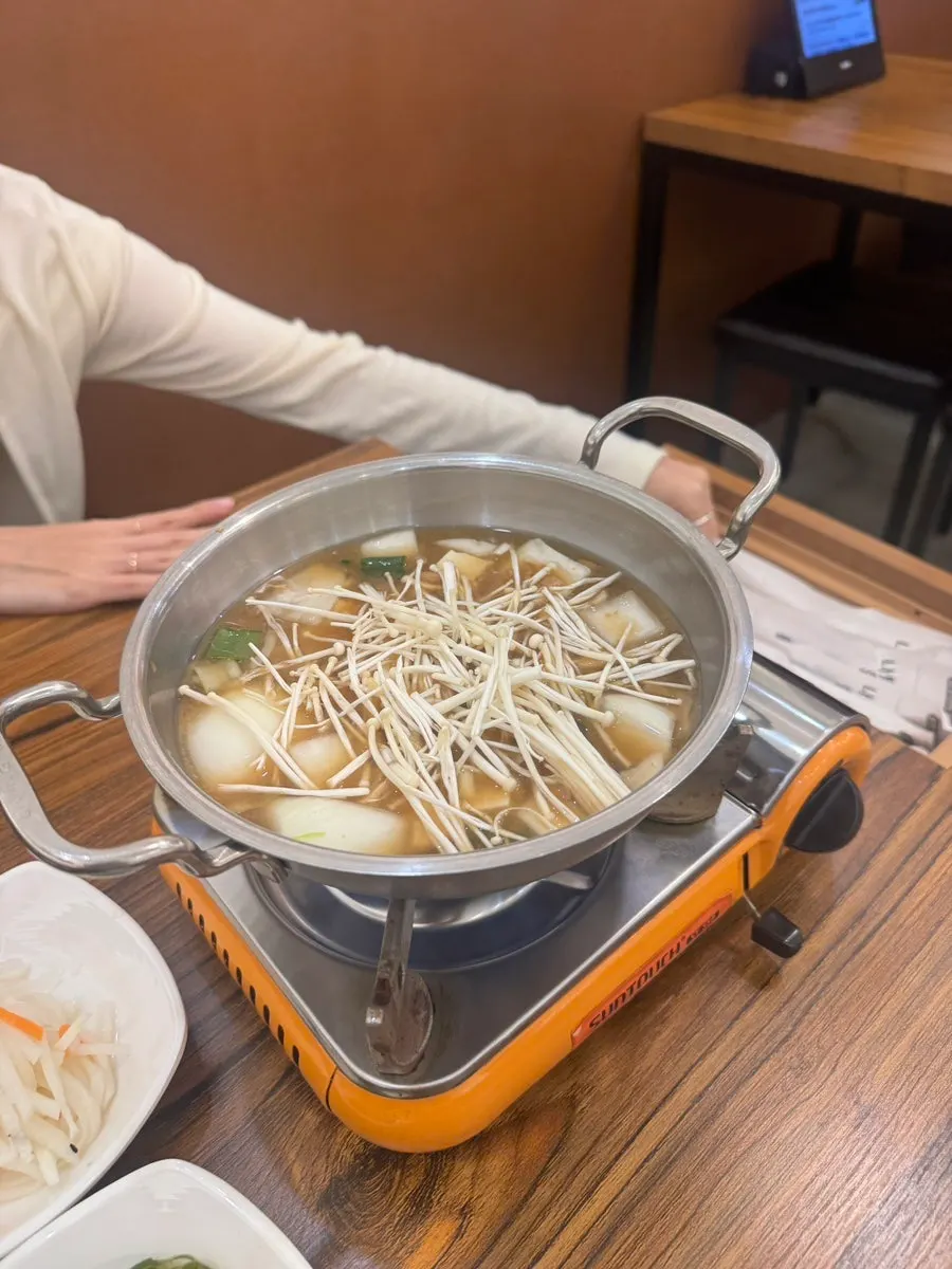 직화 오제볶음과 기본 반찬 한 상