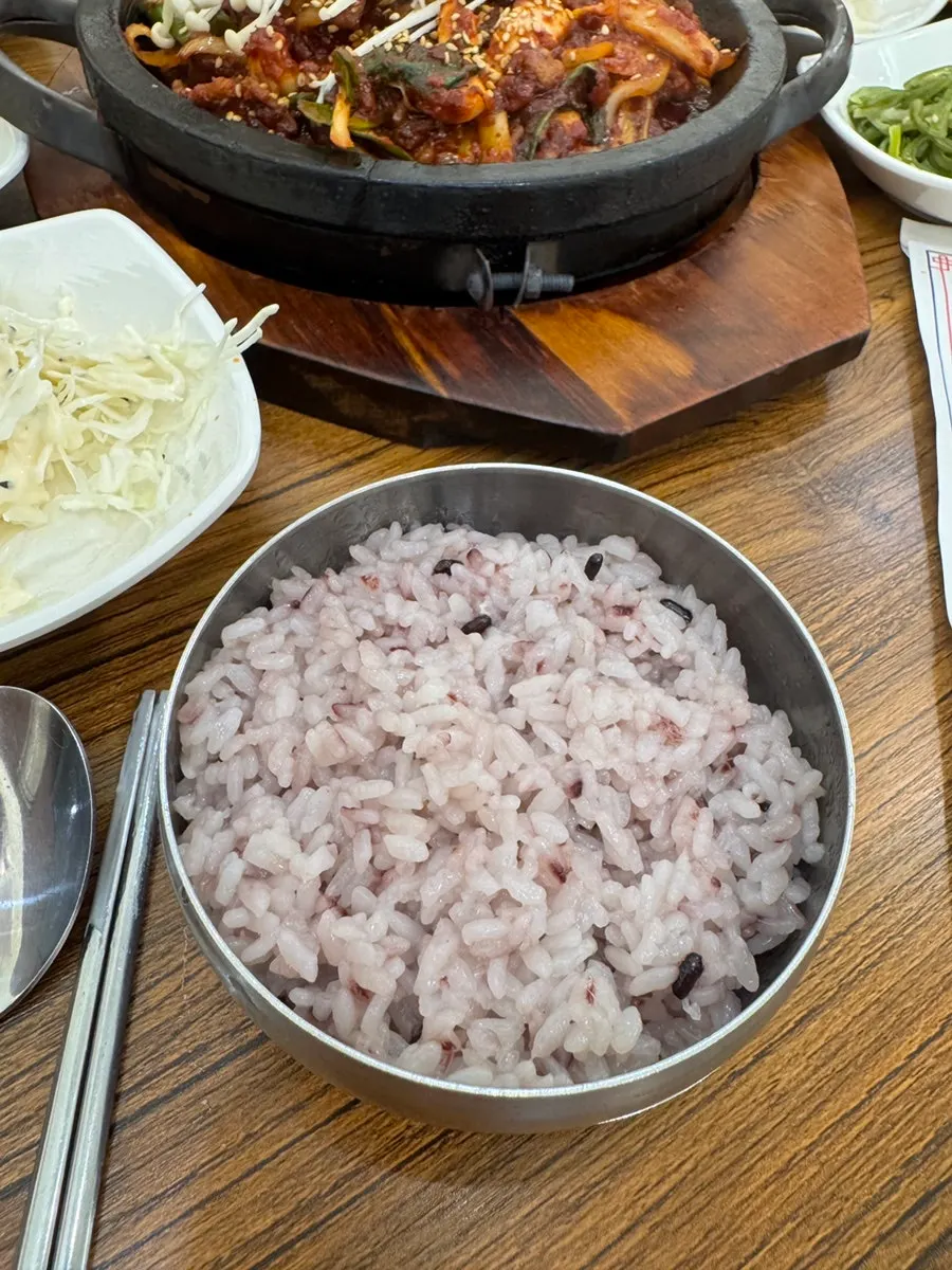 테이블 버너에 올린 시골 청국장