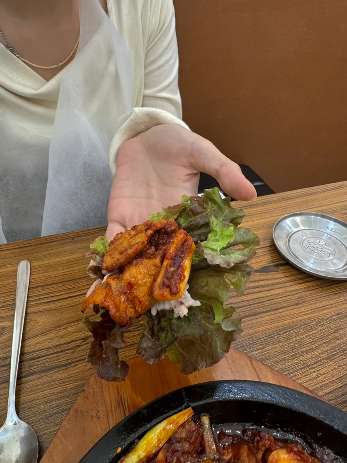 양념이 밴 제육과 탱글한 오징어볶음
