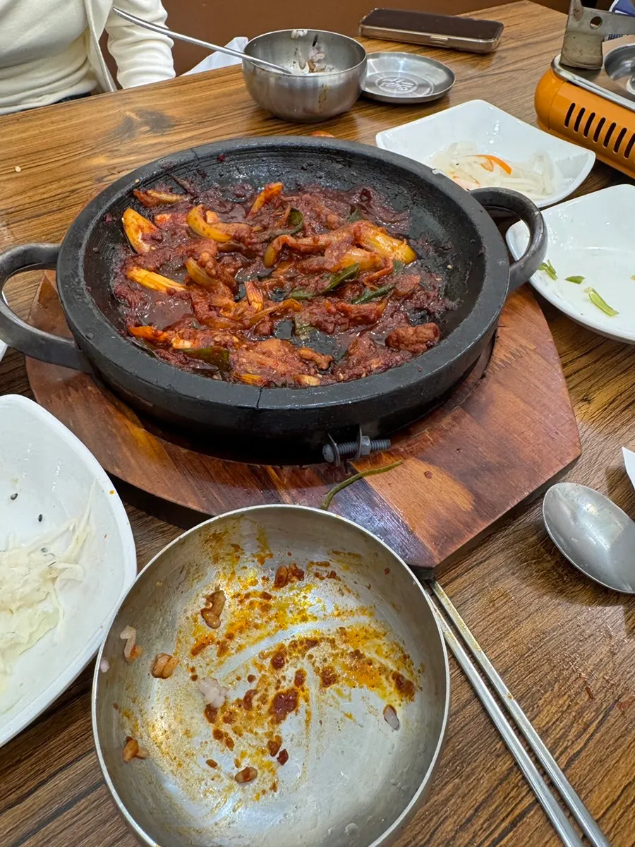 상추에 흑미밥과 제육 오징어를 올린 쌈
