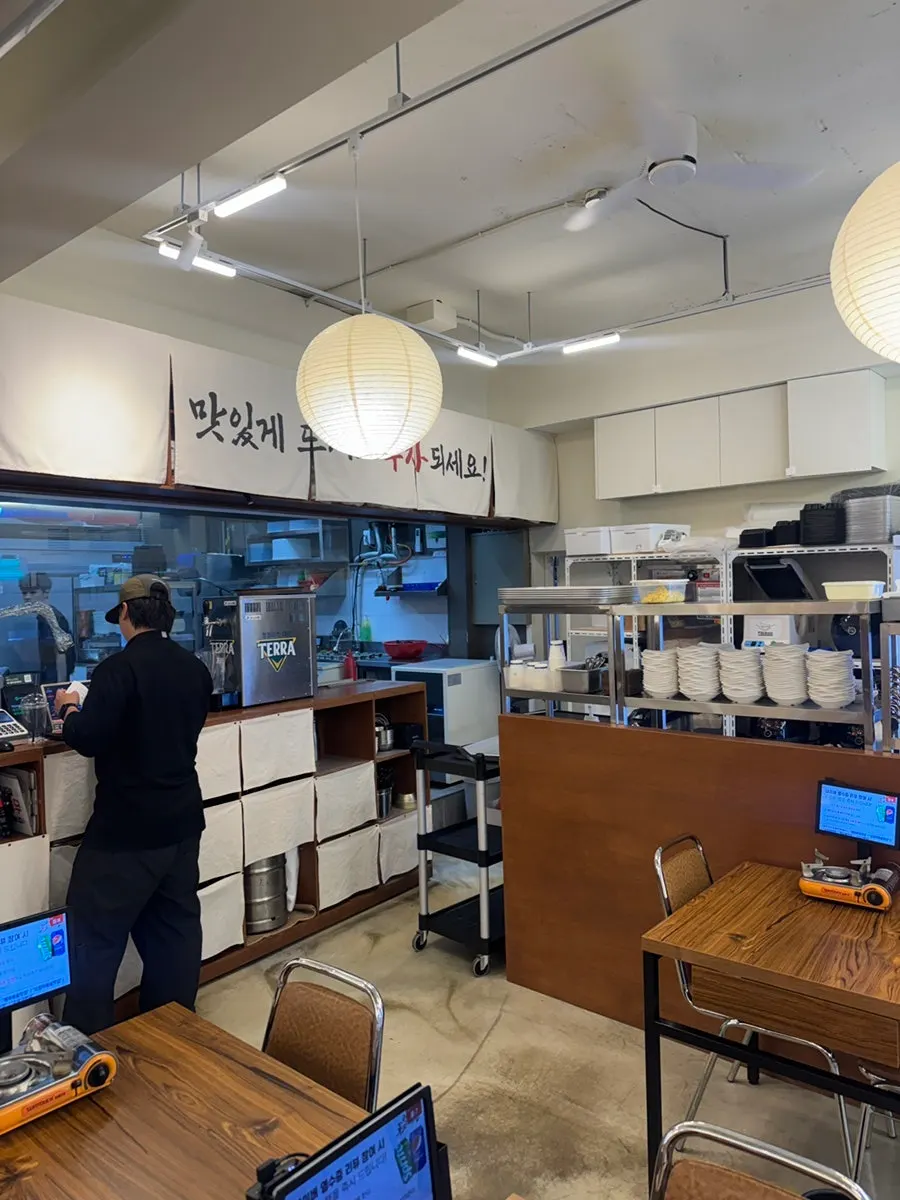 비워낸 밥그릇과 남은 한 상 차림