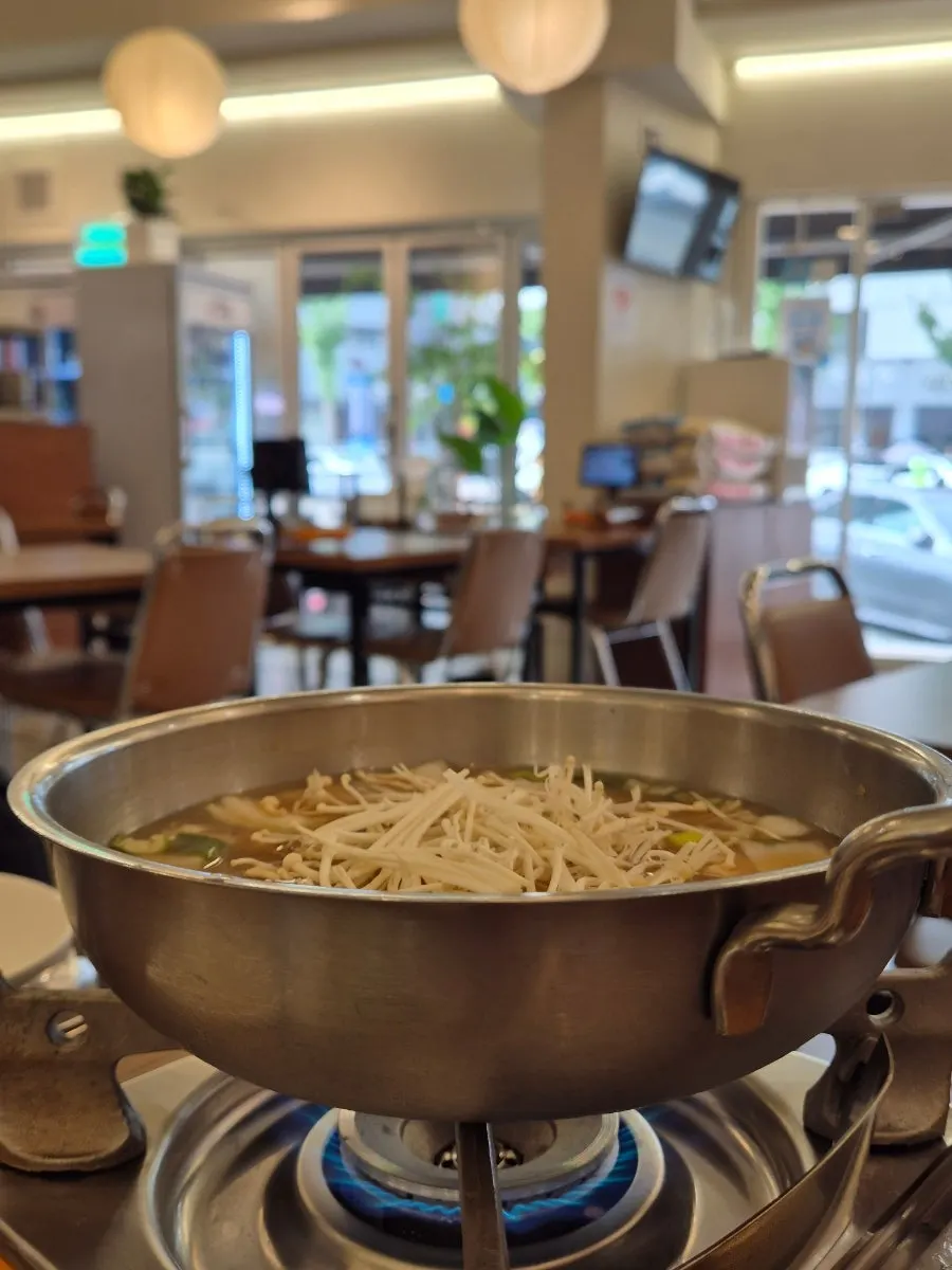 Four side dishes: stir-fried seaweed stem, seasoned bean sprouts, radish salad, and burdock chips
