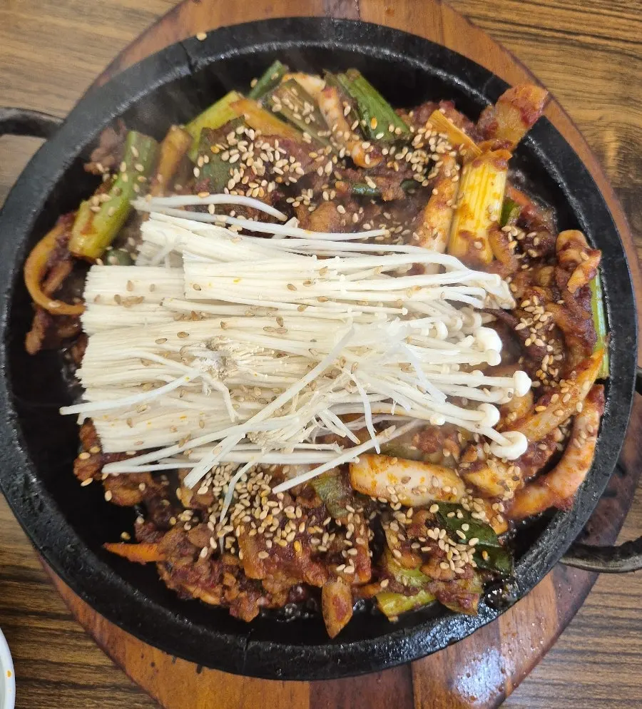 Fire-grilled squid pork stir-fry sizzling on the hot stone plate