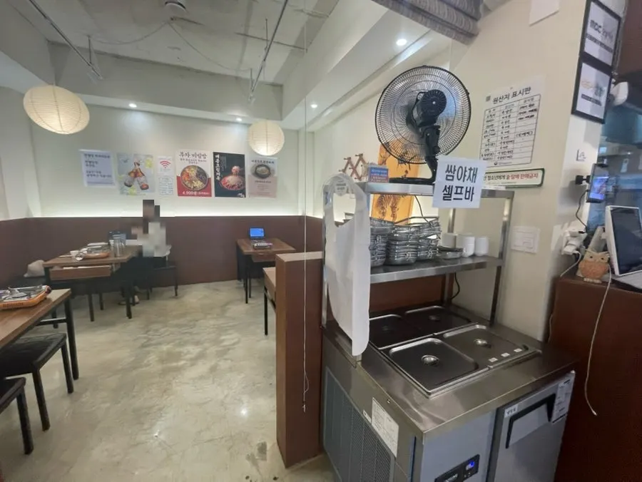 은은한 조명의 반월당부자식당 수성점 내부 테이블