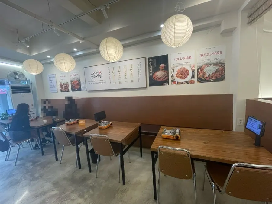 테이블 키오스크가 놓인 매장 내부 좌석