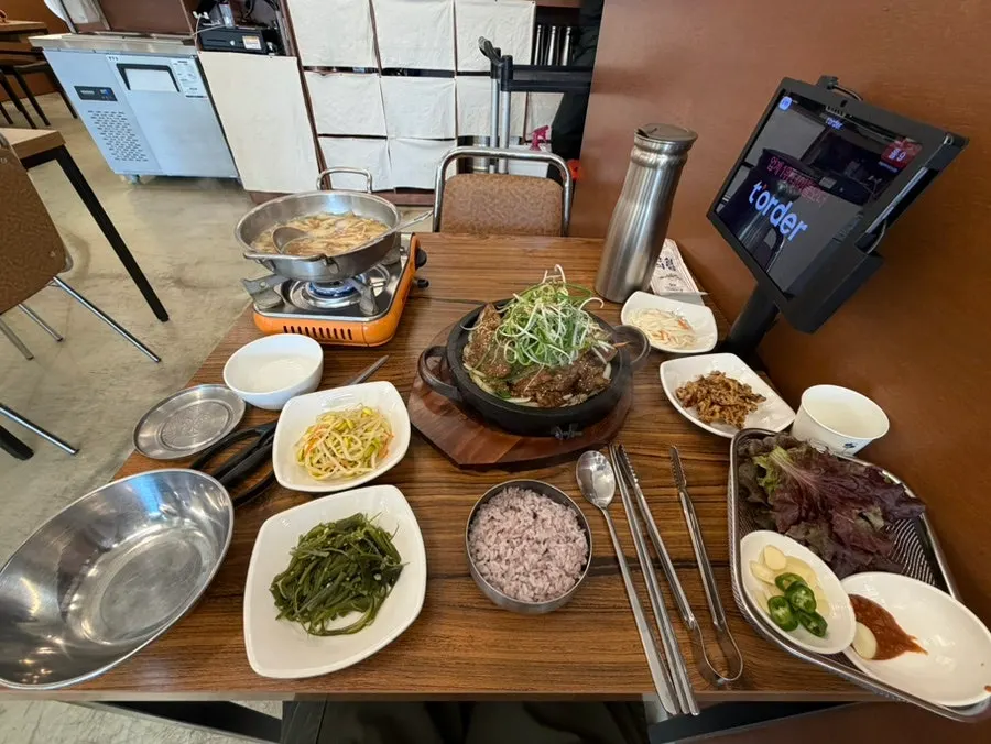 The spacious dining hall at Banwoldang Buja Sikdang Suseong Branch