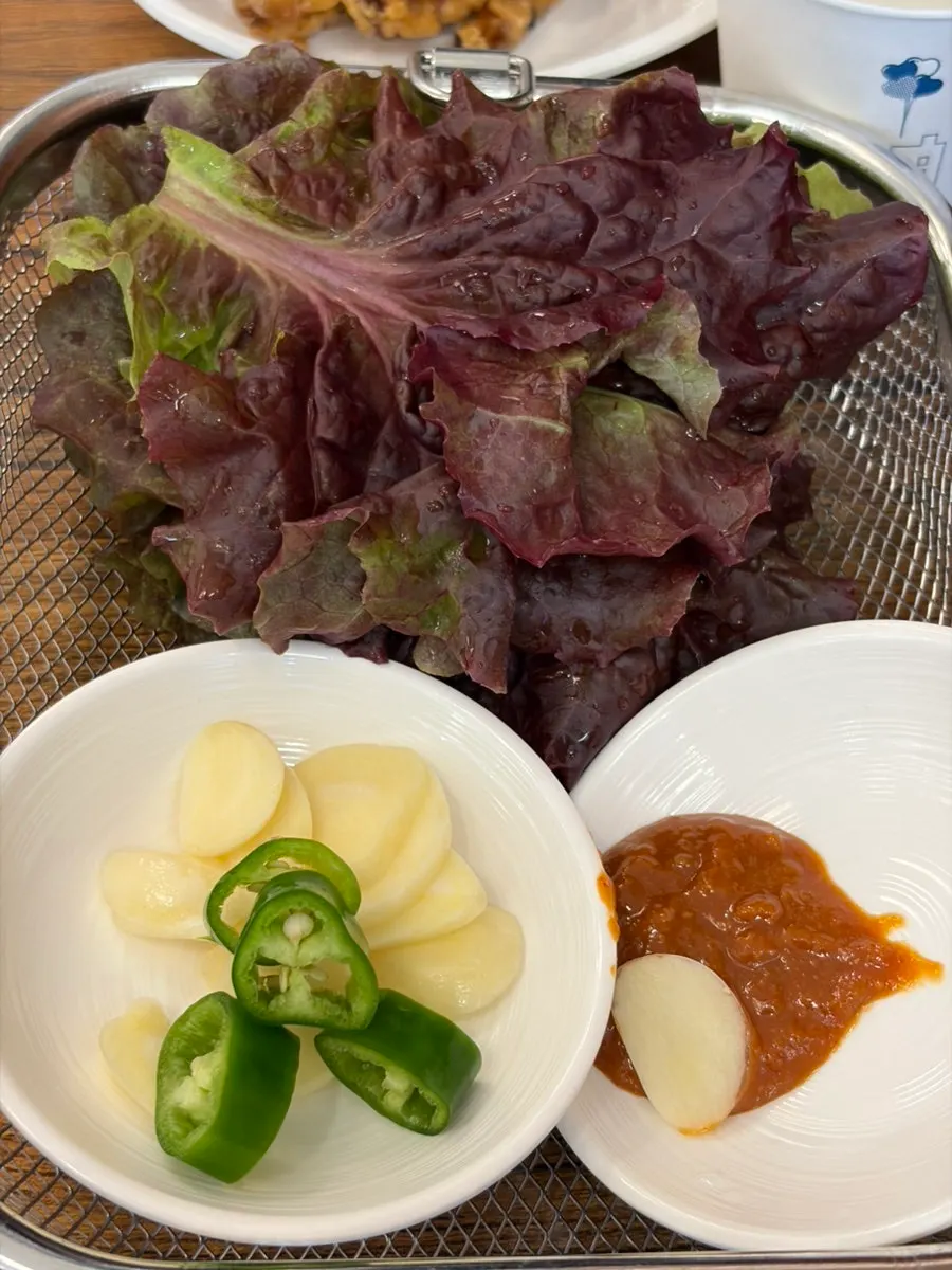 Side dishes laid out with the buja seokgalbi
