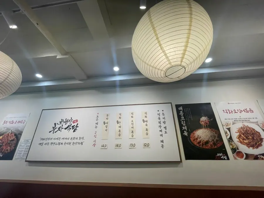 입구 앞 안계쌀 포대와 커피자판기