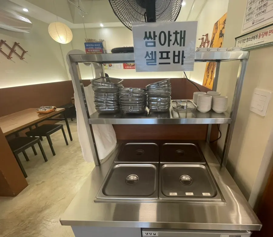 부자비빔밥과 매콤크림제육이 적힌 메뉴판